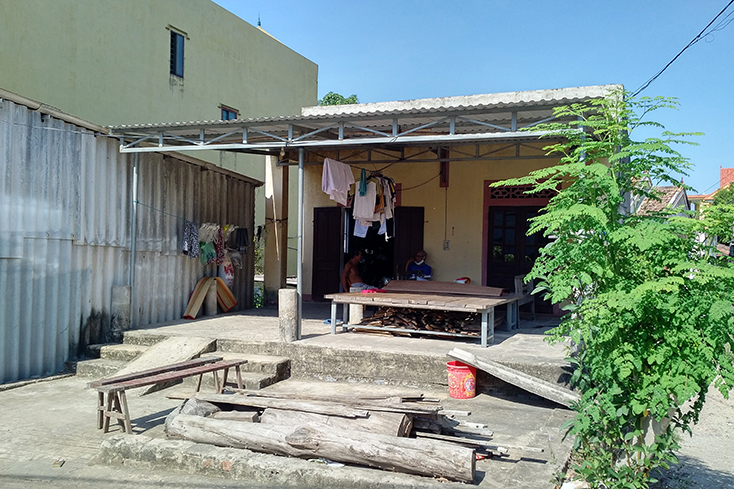 Ngôi nhà cấp 4 đang xuống cấp của gia đình ông Võ Hà không thể làm mới, sửa chữa vì vướng quy hoạch đường giao thông. 