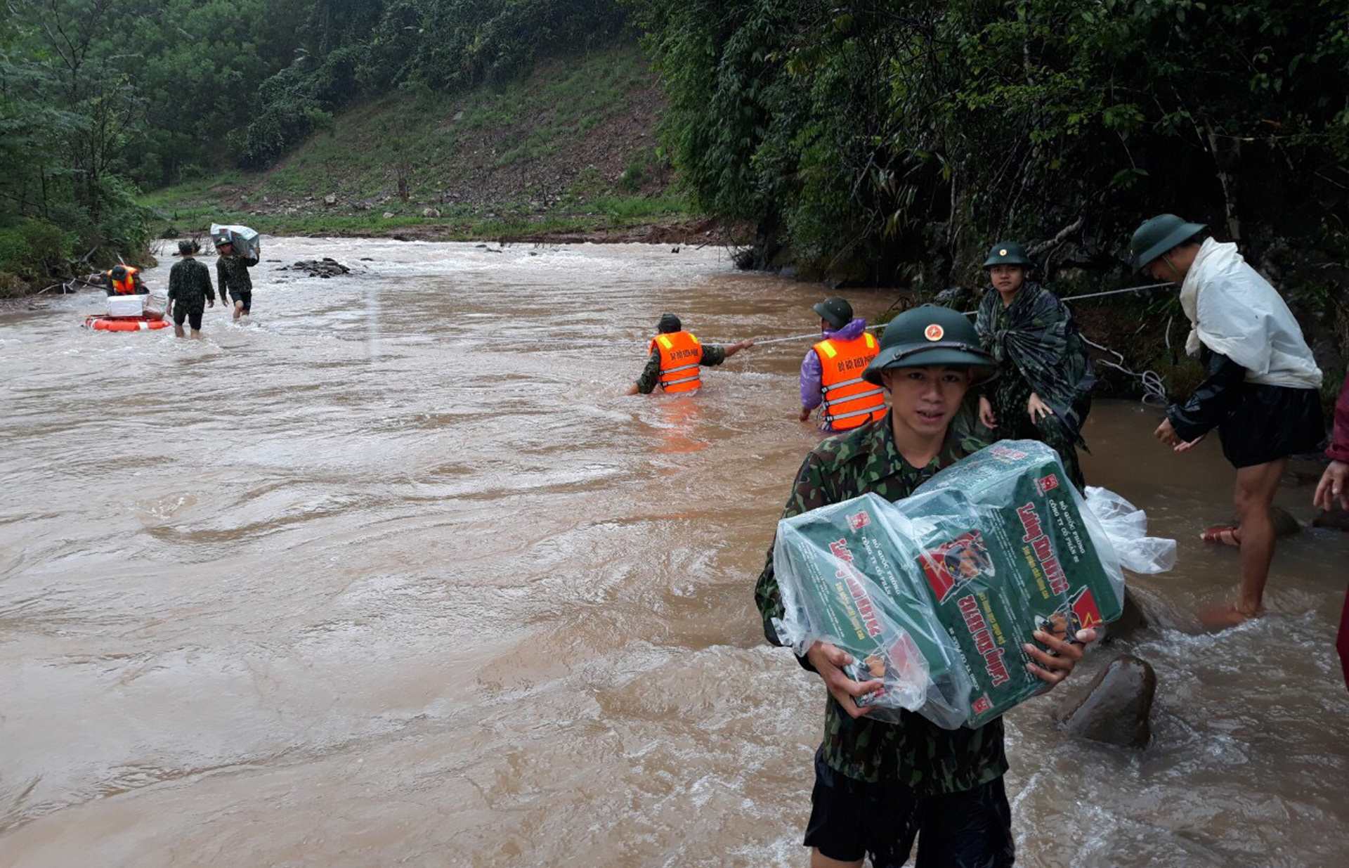  CB,CS Đồn Biên phòng Làng Ho vượt lũ tiếp tế lương thực cho nhân dân.