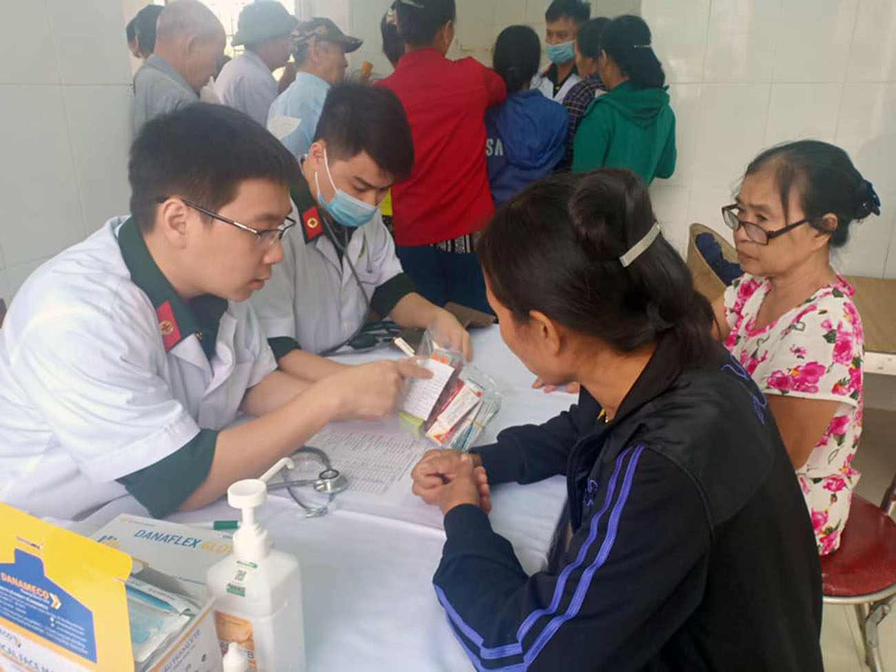         CB,CS BCHQS tỉnh khám chữa bệnh cho nhân dân sau mưa lũ.