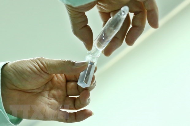  Nghiên cứu định lượng protein trong vắcxin tại phòng thí nghiệm của Công ty Vabiotech. (Ảnh: Minh Quyết/TTXVN)