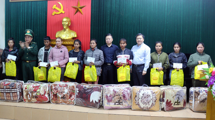 Thiếu tướng Phùng Quốc Tuấn tặng quà cho các gia đình có hoàn cảnh khó khăn trên địa bàn xã Dân Hóa.