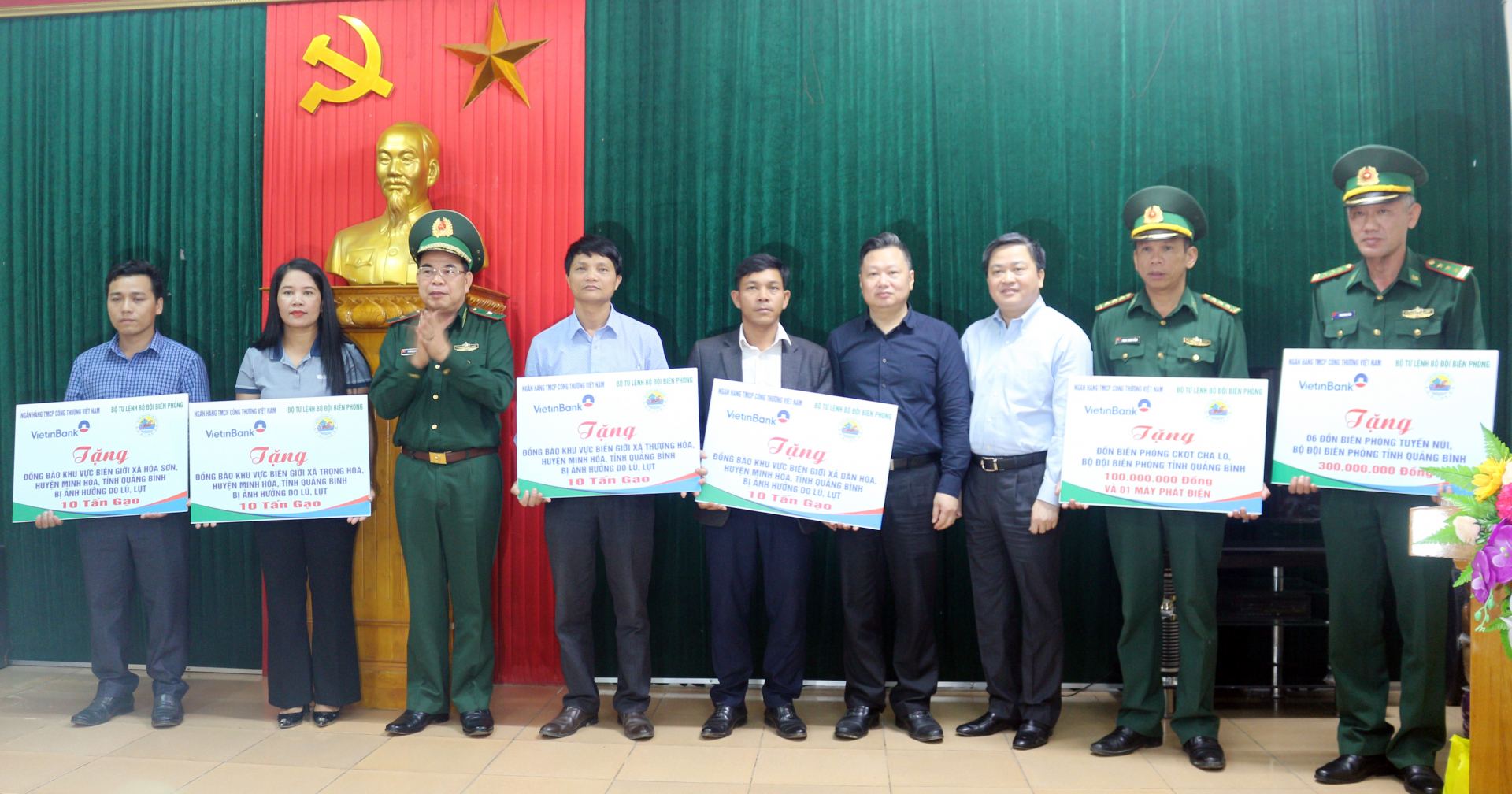 Tặng quà cho các đơn vị BĐBP và các địa phương trên tuyến biên giới phía Tây của tỉnh.