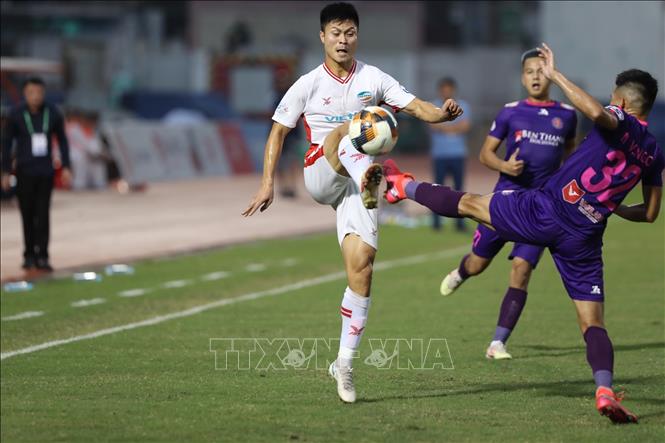 Pha tranh bóng giữa đội chủ Sài Gòn FC (áo tím) với Viettel. Ảnh: Thanh Vũ/TTXVN