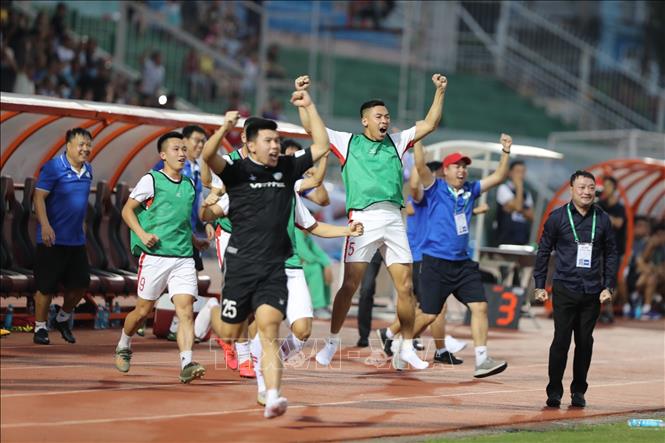  Ban huấn luyện và các cầu thủ Viettel vui mừng sau bàn thắng mở tỷ số của Bruno Cunha trước đội chủ nhà Sài Gòn FC. Ảnh: Thanh Vũ/TTXVN