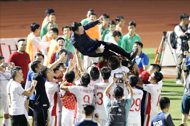  Các cầu thủ đội Viettel vui mừng cùng Ban huấn luyện sau khi đăng quang ngôi vô địch quốc gia LS V.League 2020. Ảnh: Thanh Vũ/TTXVN