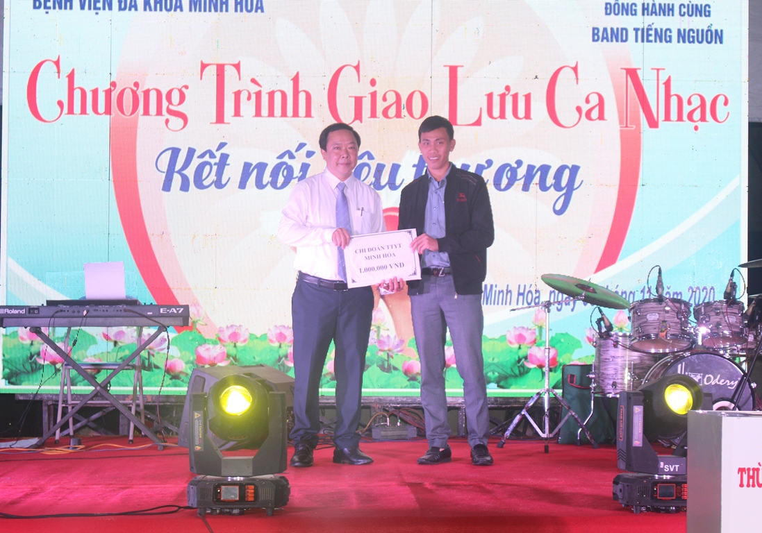 Các cá nhân, đơn vị quyên góp hỗ trợ bệnh nhân nghèo.