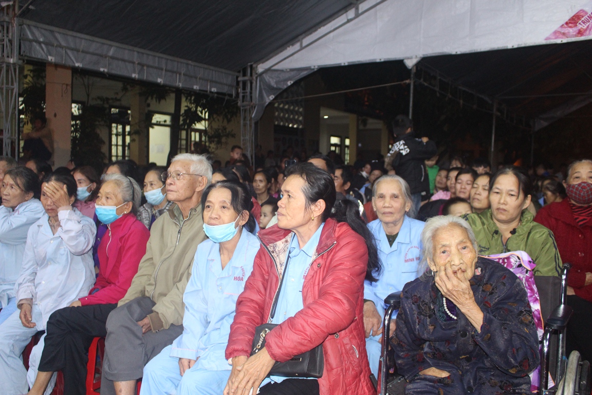 Đông đảo khán giả đến xem chương trình.