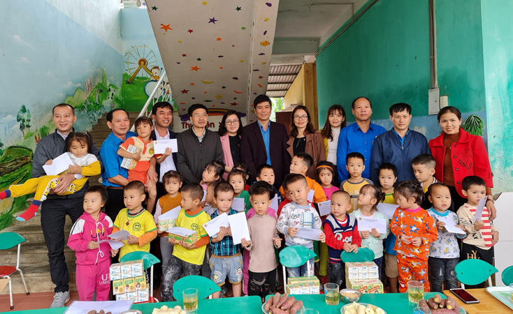 Đoàn trao quà cho trường học và các em học sinh vùng lũ.
