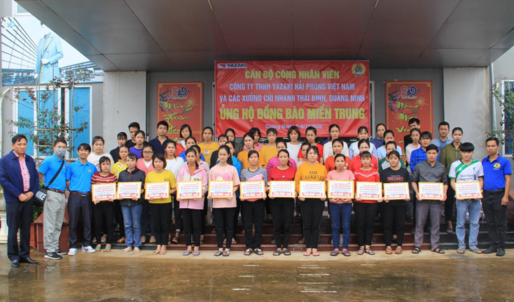 Đoàn trao quà cho công nhân trong các khu kinh tế, khu công nghiệp.