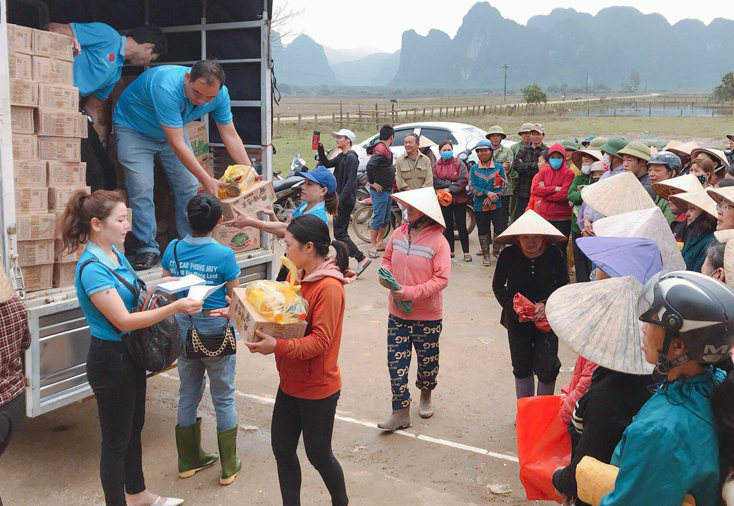 Trao quà cho bà con vùng lũ xã Tân Hóa, huyện Minh Hóa.