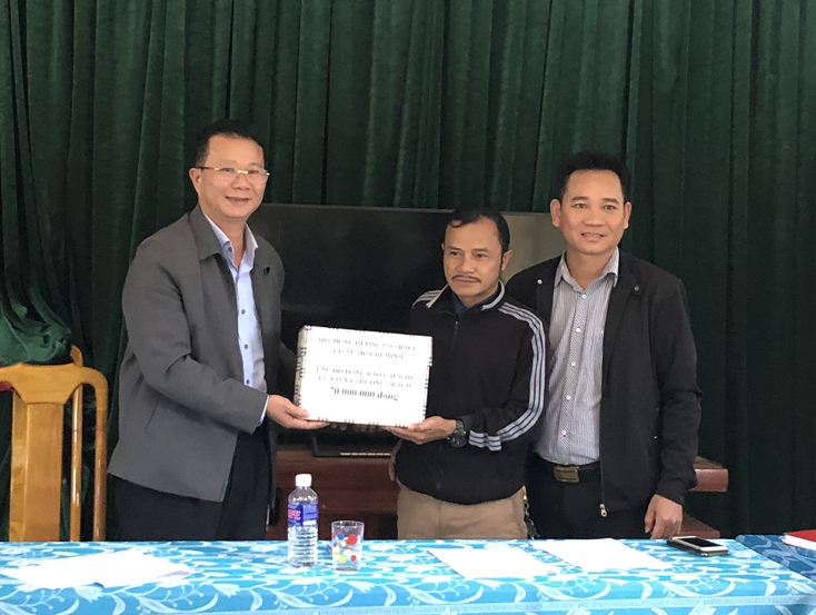 Đại diện lãnh đạo huyện Bố Trạch trao quà cứu trợ tại xã Thượng Trạch.