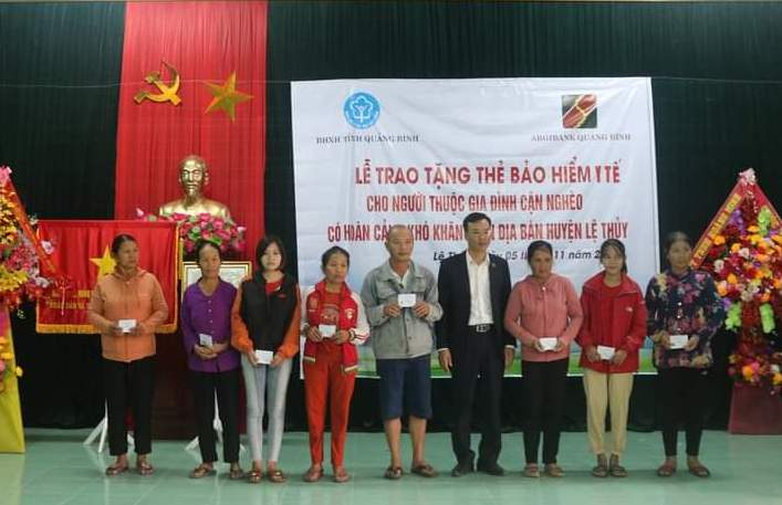  BHXH trao tặng thẻ BHYT cho hộ cận nghèo ở vùng lũ Lệ Thủy.
