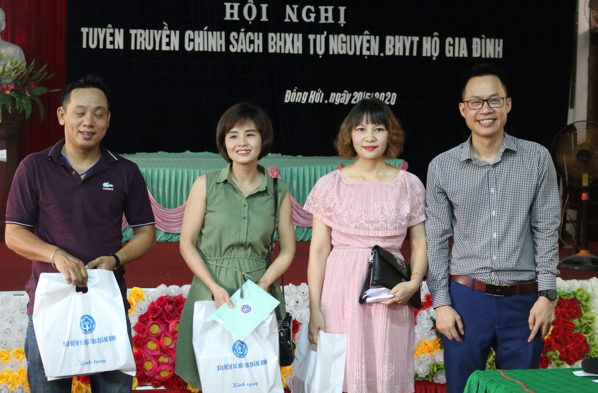 BHXH tỉnh trao sổ BHXH cho người dân tham gia BHXH tự nguyện.