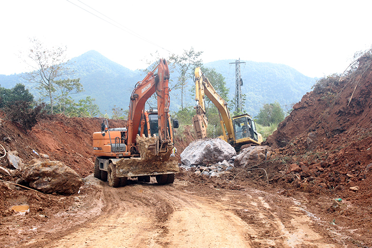  Nỗ lực thông đường đến xã Trường Sơn 