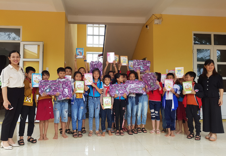 Nhiều tổ chức, cá nhân tích cực vận động, quyên góp để hỗ trợ sách vở cho học sinh vùng lũ.