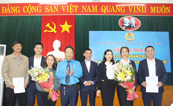Đại diện lãnh đạo Công đoàn ngành Công thương trao quyết định, chúc mừng hai công đoàn cơ sở mới.