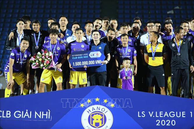  Ban Tổ chức trao giải Nhì cho CLB Hà Nội. Ảnh: Thành Đạt/TTXVN