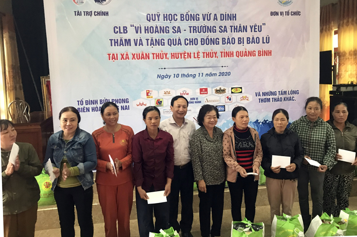 Nguyên Phó Chủ tịch nước Trương Mỹ Hoa và đồng chí Trần Hải Châu, Phó Bí thư, Trưởng ban Nội chính Tỉnh ủy tặng quà cho người dân vùng lũ