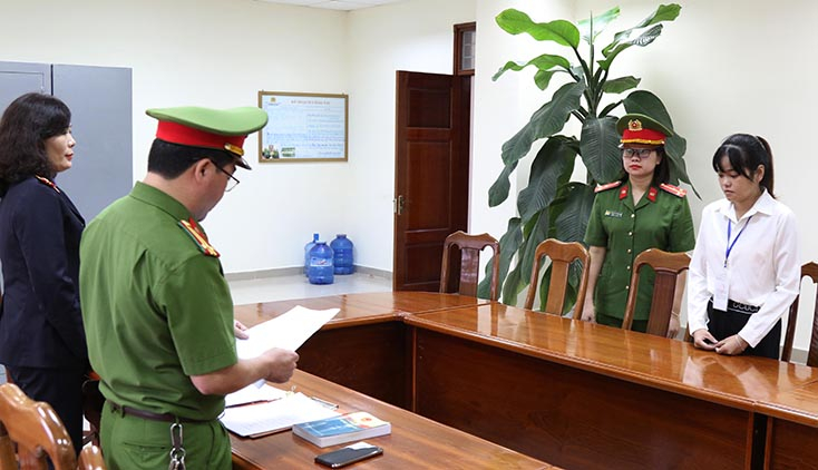 Tống đạt các quyết định khởi tố vụ án khởi tố bị can và lệnh cấm đi khỏi nơi cư trú đối với Đoàn Thị Khánh Vân về hành vi lợi dụng tín nhiệm, chiếm đoạt tài sản
