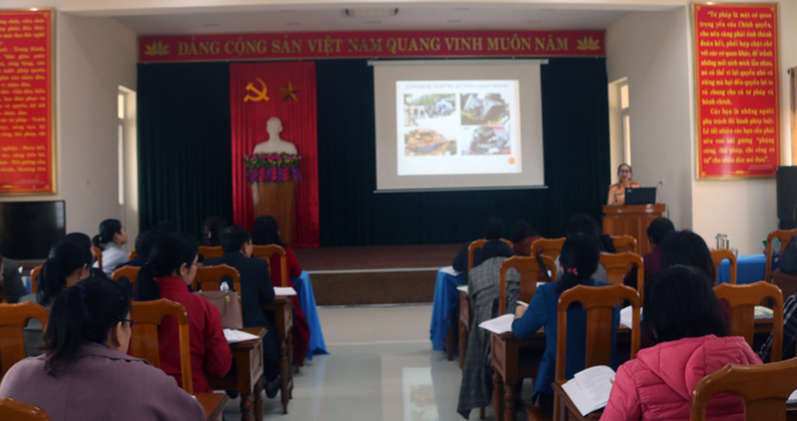 Các giáo viên dạy môn Giáo dục công dân và Giáo dục pháp luật trên địa bàn tỉnh tham gia tại lớp bồi dưỡng, tập huấn ngày 12-11-2020