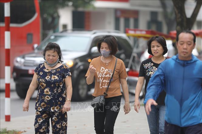  Nhiều nơi người dân còn lơ là không đeo khẩu trang nơi công cộng. Ảnh: TTXVN