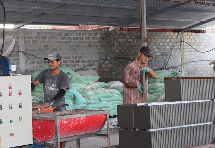 Việc sản xuất, tiêu thụ các loại gạch xây dựng cơ bản được duy trì ổn định.