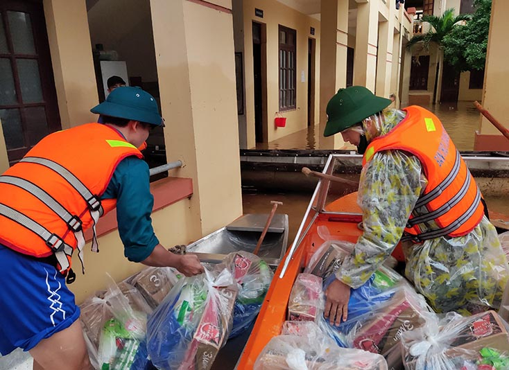 Các nguồn cứu trợ được phân bổ kịp thời giúp người dân ổn định cuộc sống sau lũ. 