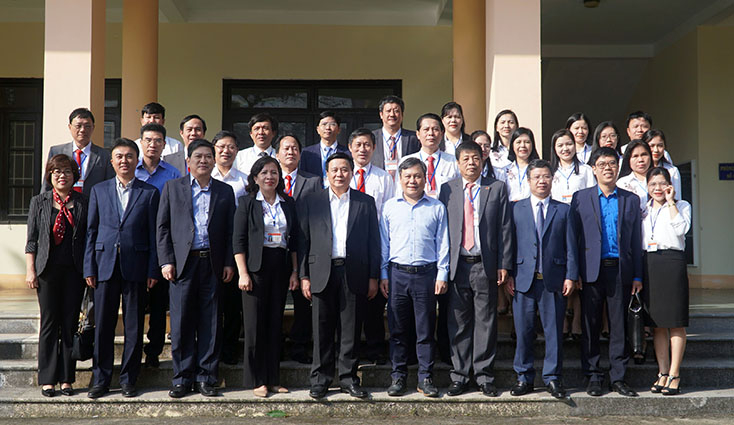 Đoàn cán bộ chụp ảnh lưu niệm với cán bộ, giáo viên nhà trường