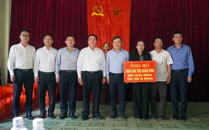 Đồng chí Nguyễn Xuân Thắng và đoàn công tác Học Viện Chính trị Quốc gia Hồ Chí Minh hỗ trợ tỉnh 800 triệu đồng và 500 tấn xi măng