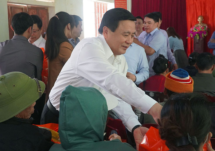 Đồng chí Nguyễn Xuân Thắng mong muốn bà con phát huy tốt các tiềm năng, lợi thế của nhiên nhiên ban tặng để vươn lên phát triển đời sống