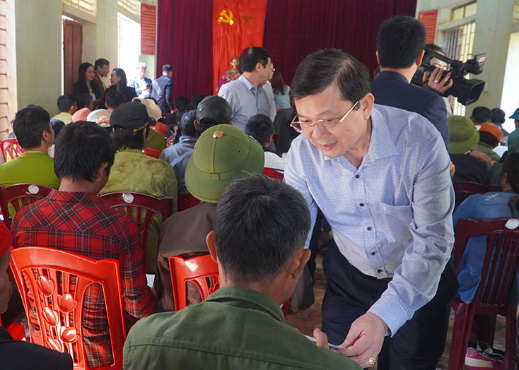 Đồng chí Nguyễn Hữu Dũng tặng quà cho cho bà con