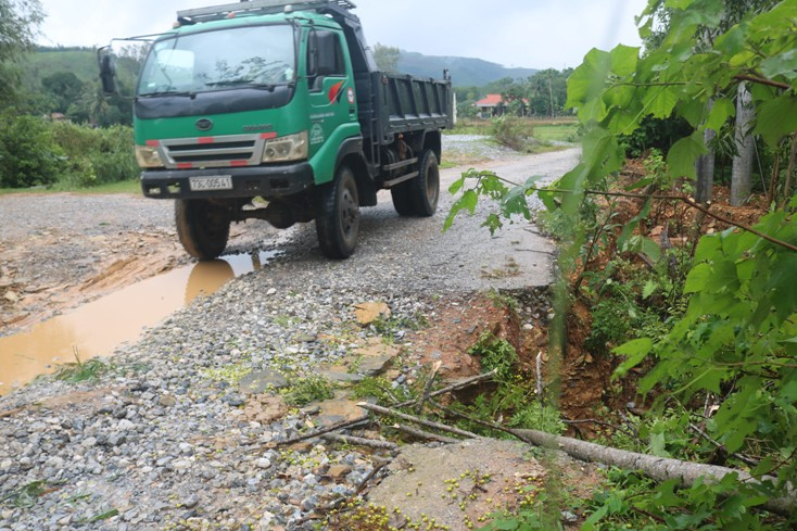   Một vị trí bị sạt lở trên tuyến đường từ xã Liên Trạch đi xã Sơn Trạch.
