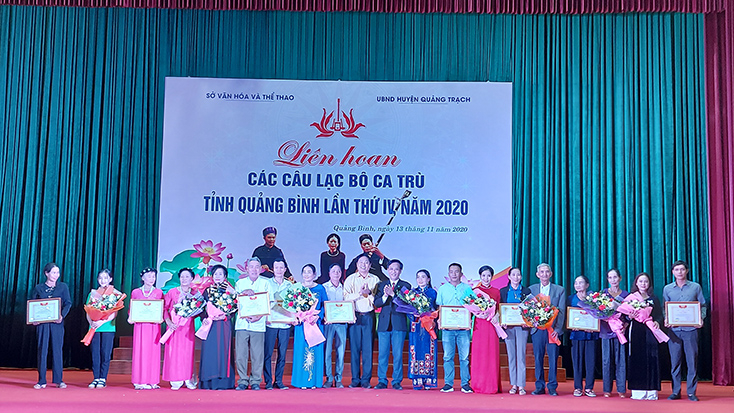 Ban tổ chức tặng giấy khen cho các CLB.