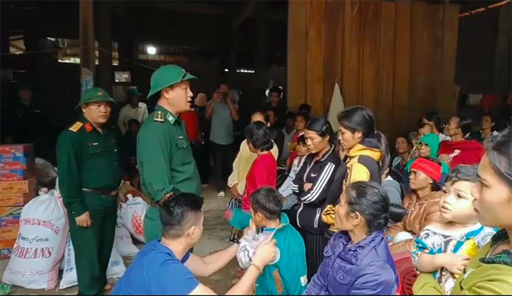 Cán bộ Đồn Biên phòng Làng Ho tuyên truyền, hướng dẫn bà con ứng phó với bão số 13
