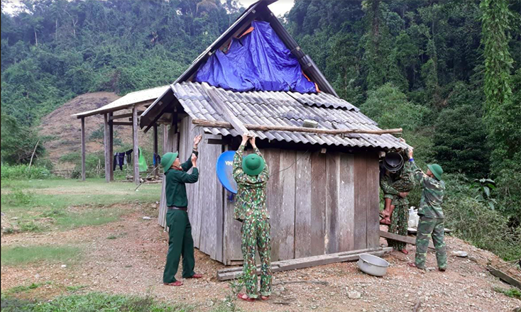 Cán bộ, chiến sĩ Đồn Biên phòng Làng Ho giúp nhân dân chằng chống nhà cửa
