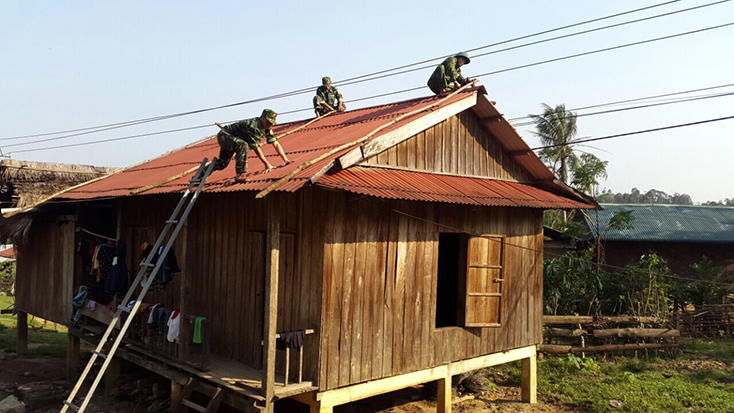 Huy động tối đa dụng cụ, phương tiện khẩn trương chằng chống nhà cửa cho bà con trước khi bão đổ bộ