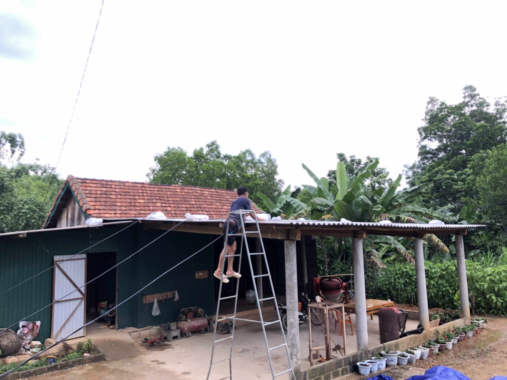 Người dân Minh Hóa chằng chống nhà cửa, ứng phó cơn bão số 13.