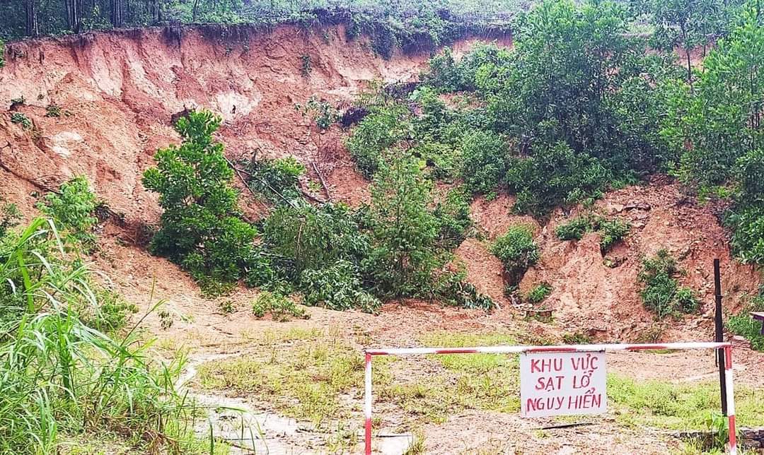 Sau cơn lũ vừa qua, trên địa bàn huyện Minh Hóa xuất hiện nhiều điểm sạt sở nguy hiểm. Những hộ dân sống ở những vùng này buộc phải di dời khẩn cấp để bảo đảm an toàn tính mạng.