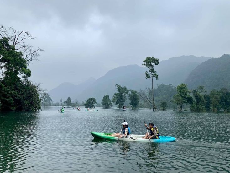 Những vị khách du lịch đầu tiên tham gia tour khám phá bản làng người Rục (Ảnh: Oxalis). 