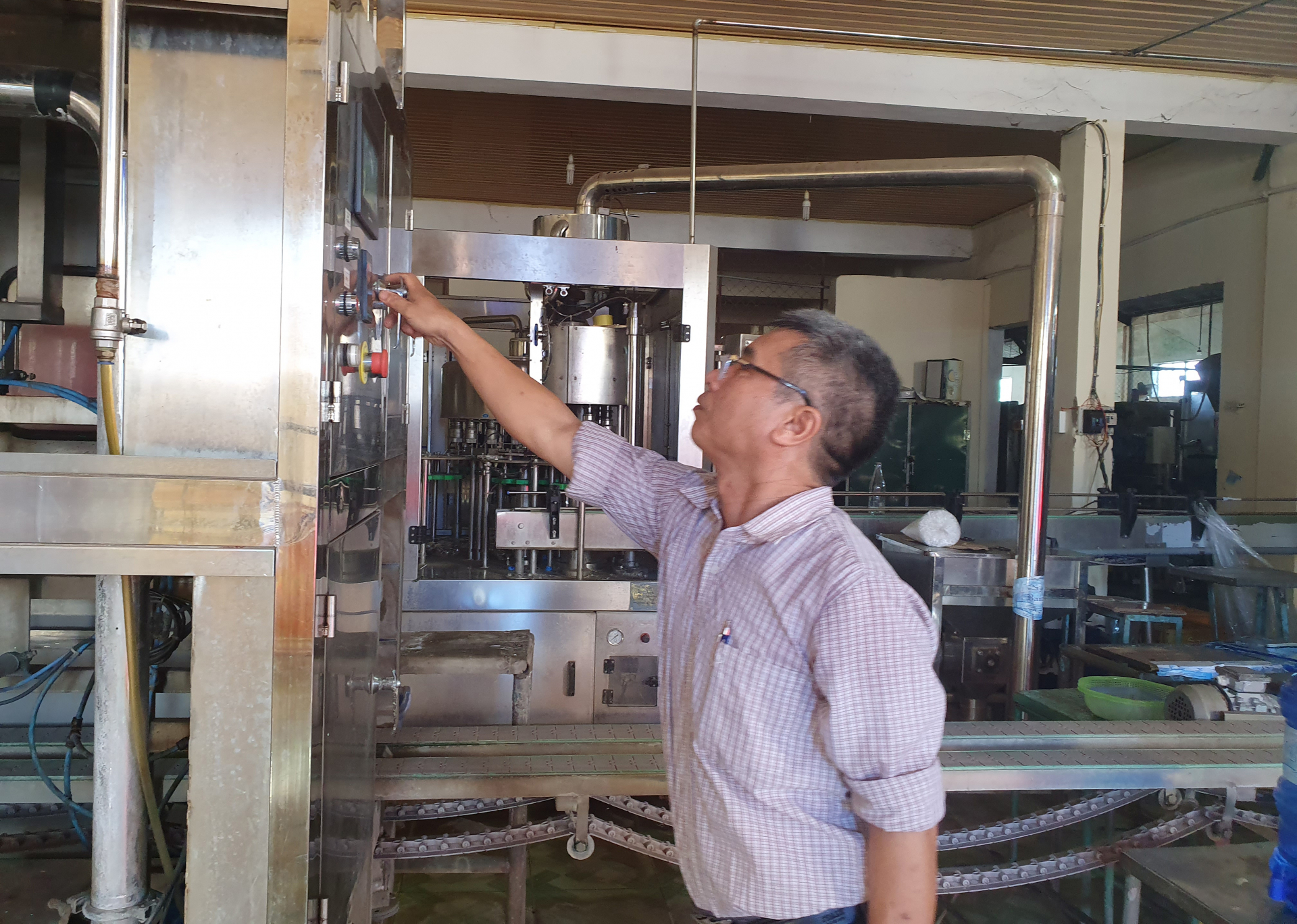   Ông Võ Thái Trường bên máy thổi vỏ chai PET “A-8-2000 