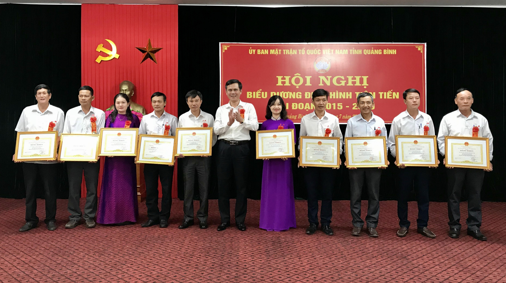 Đồng chí Phó Bí thư Tỉnh ủy Trần Thắng trao bằng khen của Chủ tịch UBND tỉnh cho các tập thể đạt thành tích xuất trong thực hiện phong trào thi đua yêu nước của Mặt trận.