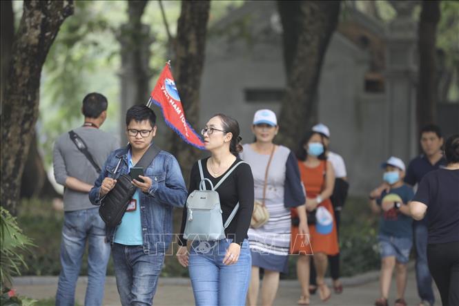  Nhiều người dân còn lơ là không đeo khẩu trang ở nơi công cộng. Ảnh: TTXVN