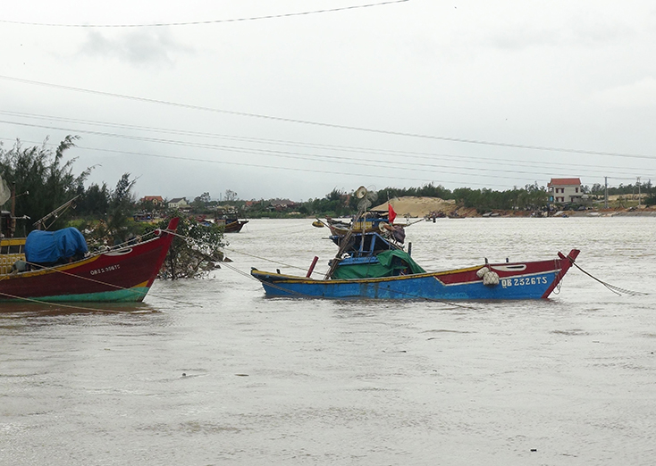 Thuyền đánh cá của ngư dân Nhân Trạch, huyện Bố Trạch bị bão đánh chìm 