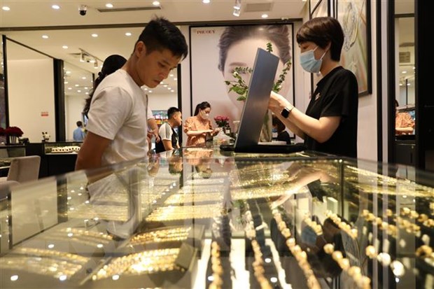 Giao dịch vàng tại Công ty Vàng bạc Đá quý Phú Quý. (Ảnh: Ảnh: Danh Lam/TTXVN)