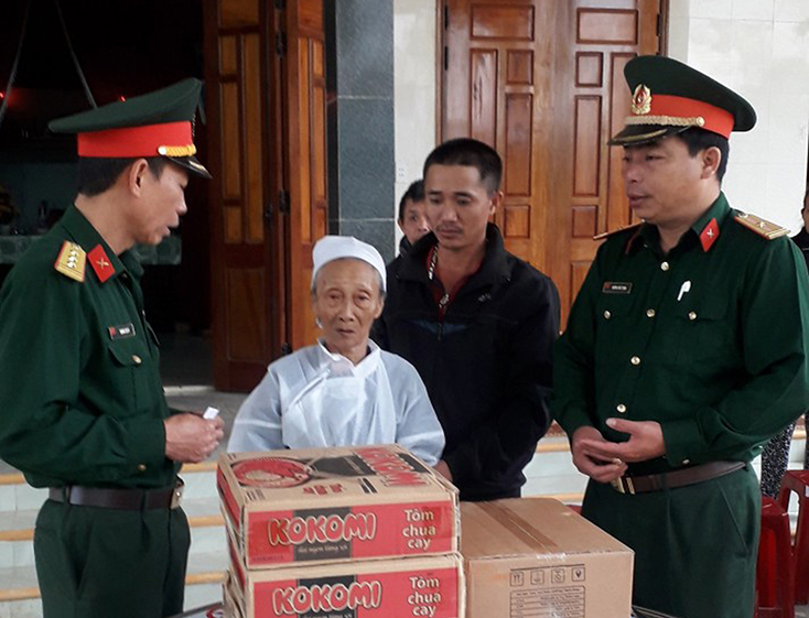 Đại diện Ban CHQS huyện Bố Trạch kịp thời đến thăm hỏi, động viên những gia đình có người thân gặp nạn.
