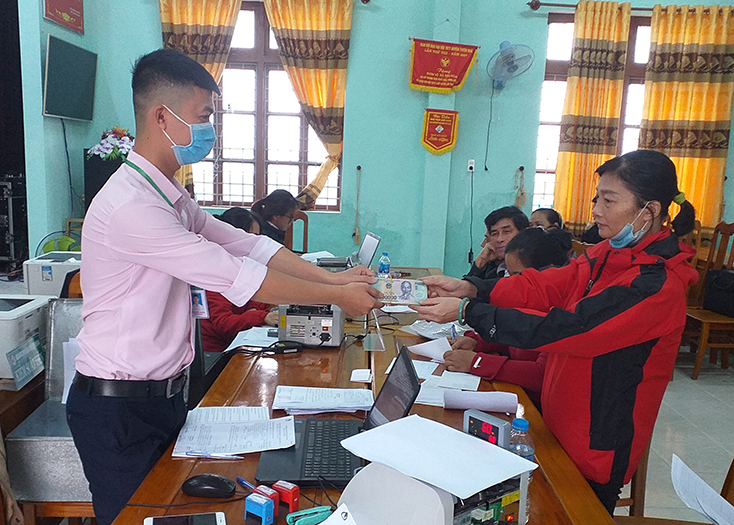 Bà con vùng lũ Tuyên Hóa được tiếp sức từ nguồn vốn bổ sung của PGD NHCSXH huyện.