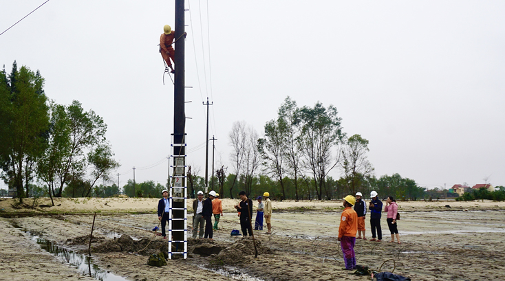 Nhiều cột điện bị nghiêng đổ cần được dựng lại để bảo đảm an toàn sau bão.