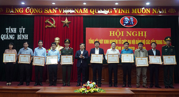 Đồng chí Bí thư Tỉnh ủy Vũ Đại Thắng trao Bằng khen của Ban Thường vụ Tỉnh ủy cho các tập thể.