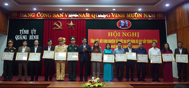 Đồng chí Phó Bí thư Tỉnh ủy Trần Thắng trao Bằng khen của Ban Thường vụ Tỉnh ủy cho các tập thể.