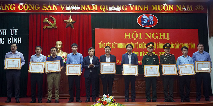 Đồng chí Bí thư Tỉnh ủy Vũ Đại Thắng trao Bằng khen của Ban Thường vụ Tỉnh ủy cho các cá nhân.